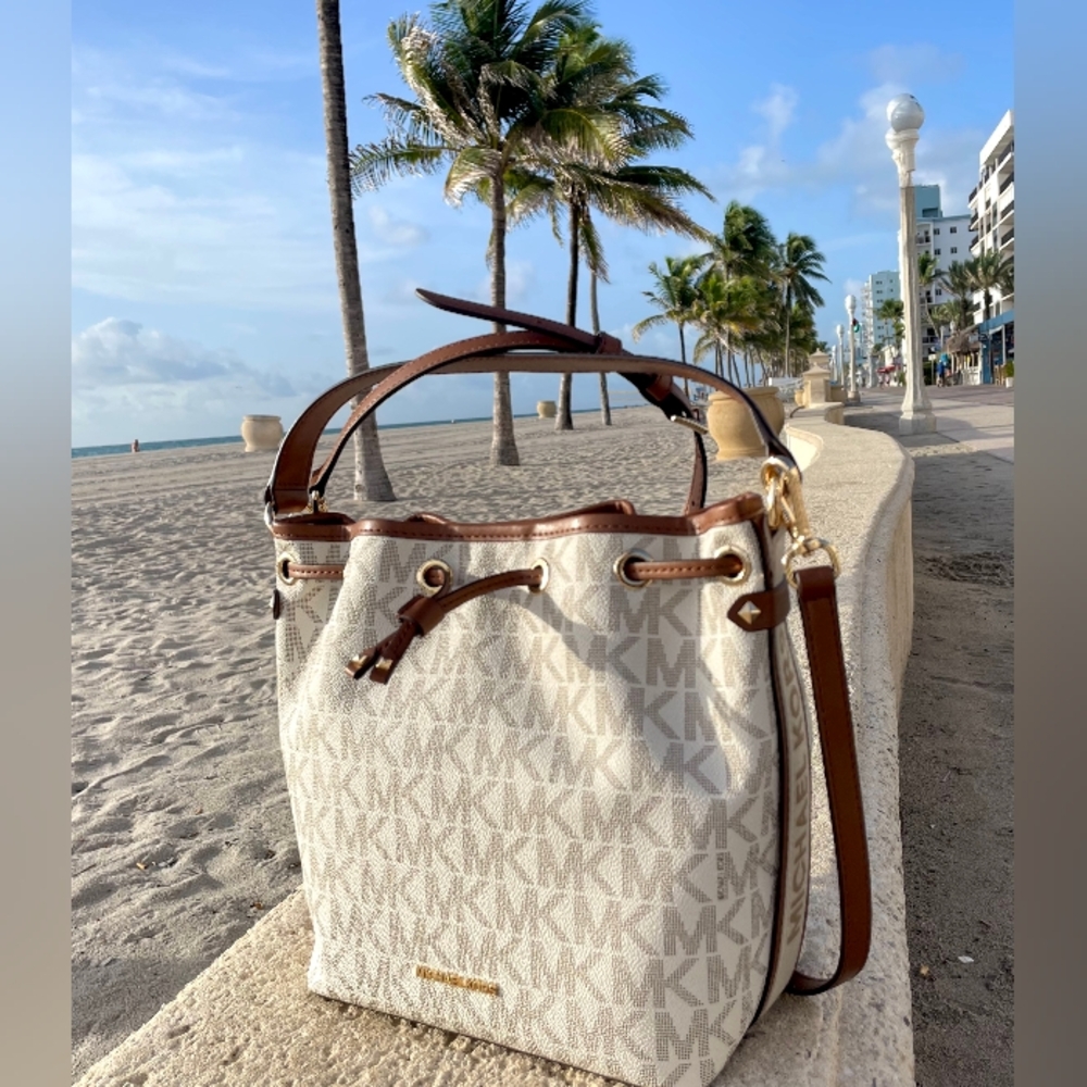 $358 New Michael Kors MAEVE LG BCKT MSGR Handbag MK Vanilla Purse Bag ( NWT ) - Picture 4 of 9